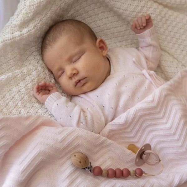 jersey-para-bebe-Aire-con-manta-delta-rosa-y-chupetero-mini-textures-brick-750×750-1