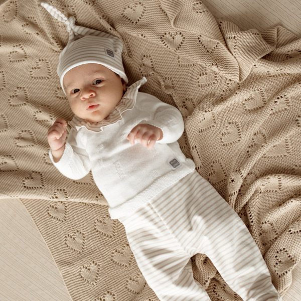 Conjunto-Bebé-3-Piezas-con-Jersey-de-Punto,-Polaina-y-Gorro-Rayas